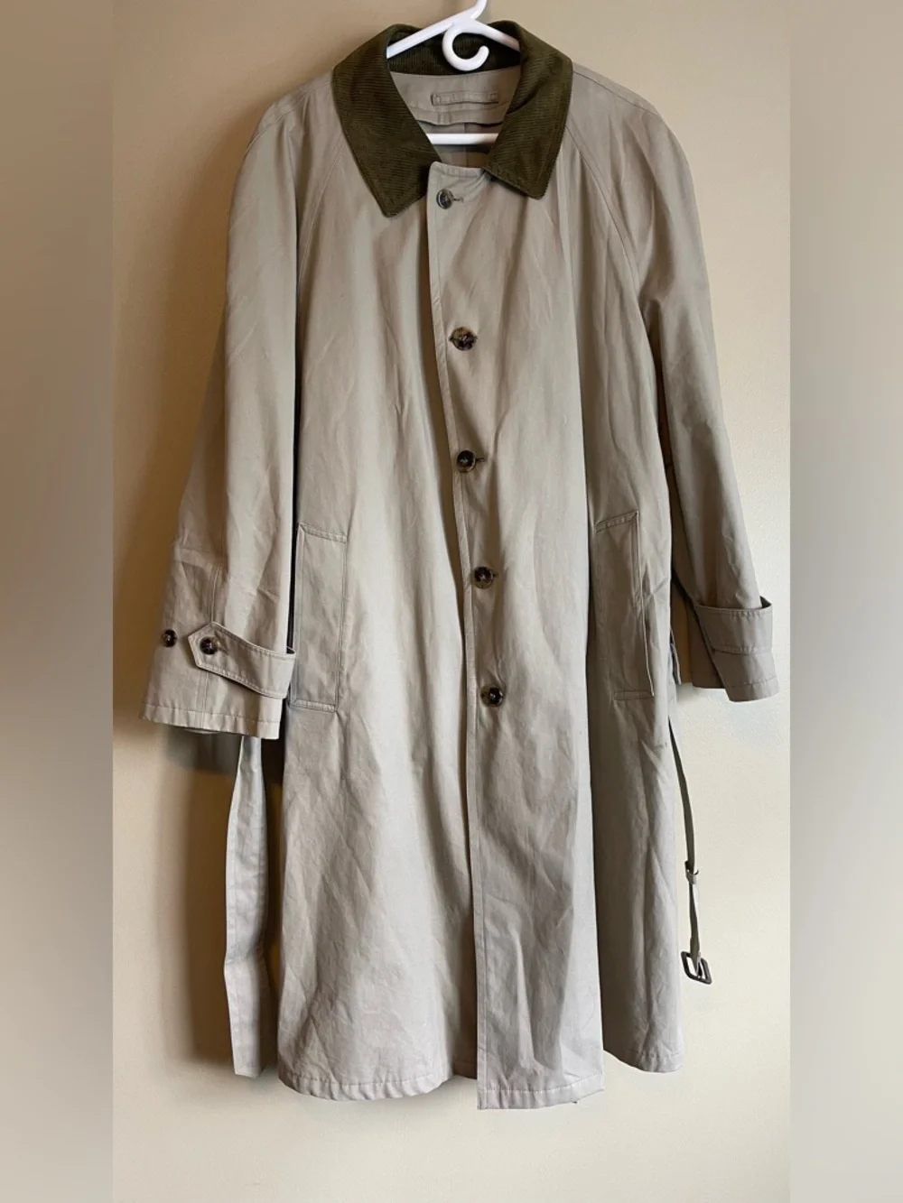 Classic Beige Trench Coat with Contrast Collar - Picture 3 of 11